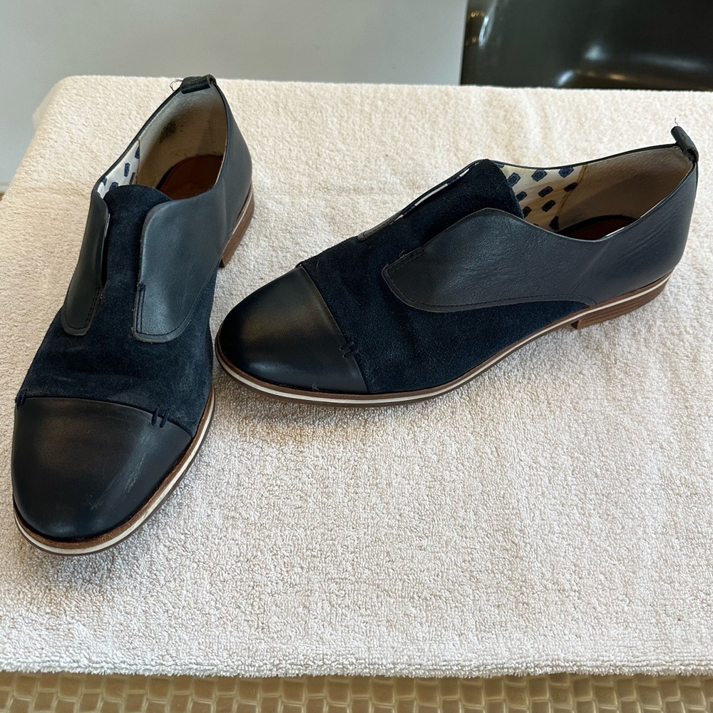 Ellen DeGeneres laceless Oxford